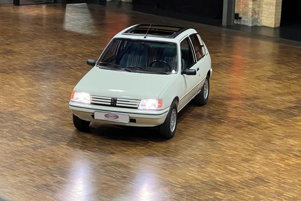 01Peugeot Presque Comme Neuf 024 061125